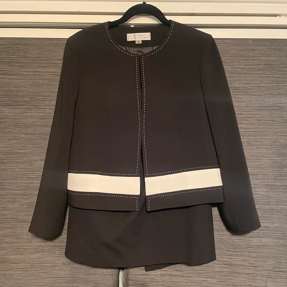 Tahari Women’s Skirt Suit Size 10 Excellent Condition Black and White